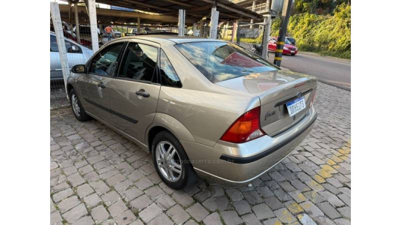 FORD - FOCUS - 2005/2005 - Prata - R$ 25.900,00