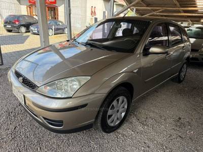 FORD - FOCUS - 2004/2005 - Prata - R$ 25.900,00