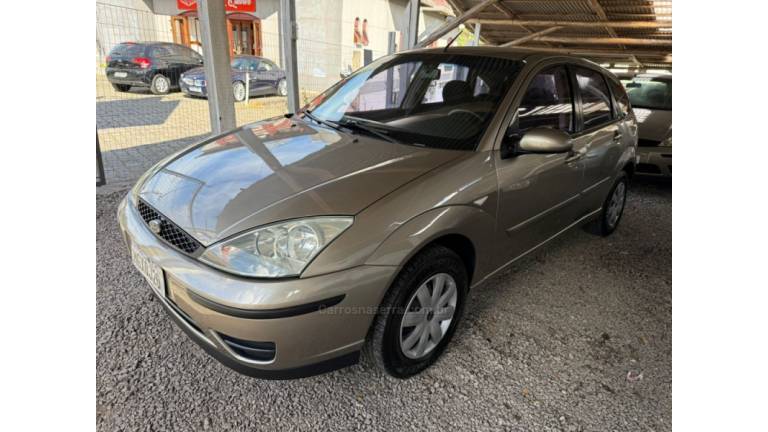 FORD - FOCUS - 2004/2005 - Prata - R$ 25.900,00