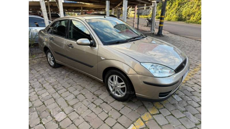 FORD - FOCUS - 2005/2005 - Prata - R$ 25.900,00