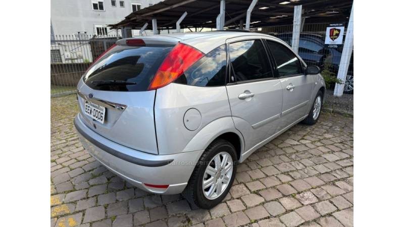 FORD - FOCUS - 2004/2005 - Prata - R$ 28.900,00