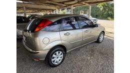 FORD - FOCUS - 2004/2005 - Prata - R$ 25.900,00