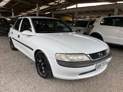 CHEVROLET - VECTRA - 1997/1998 - Branca - R$ 18.900,00