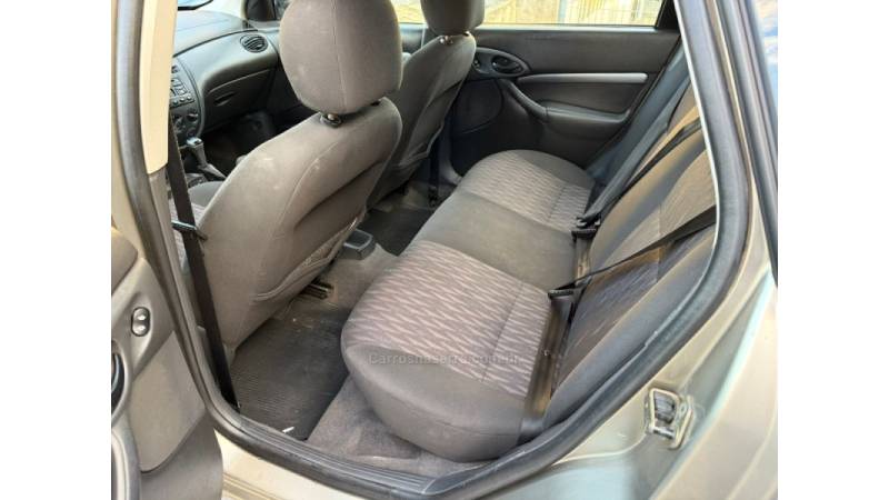 FORD - FOCUS - 2005/2005 - Prata - R$ 25.900,00